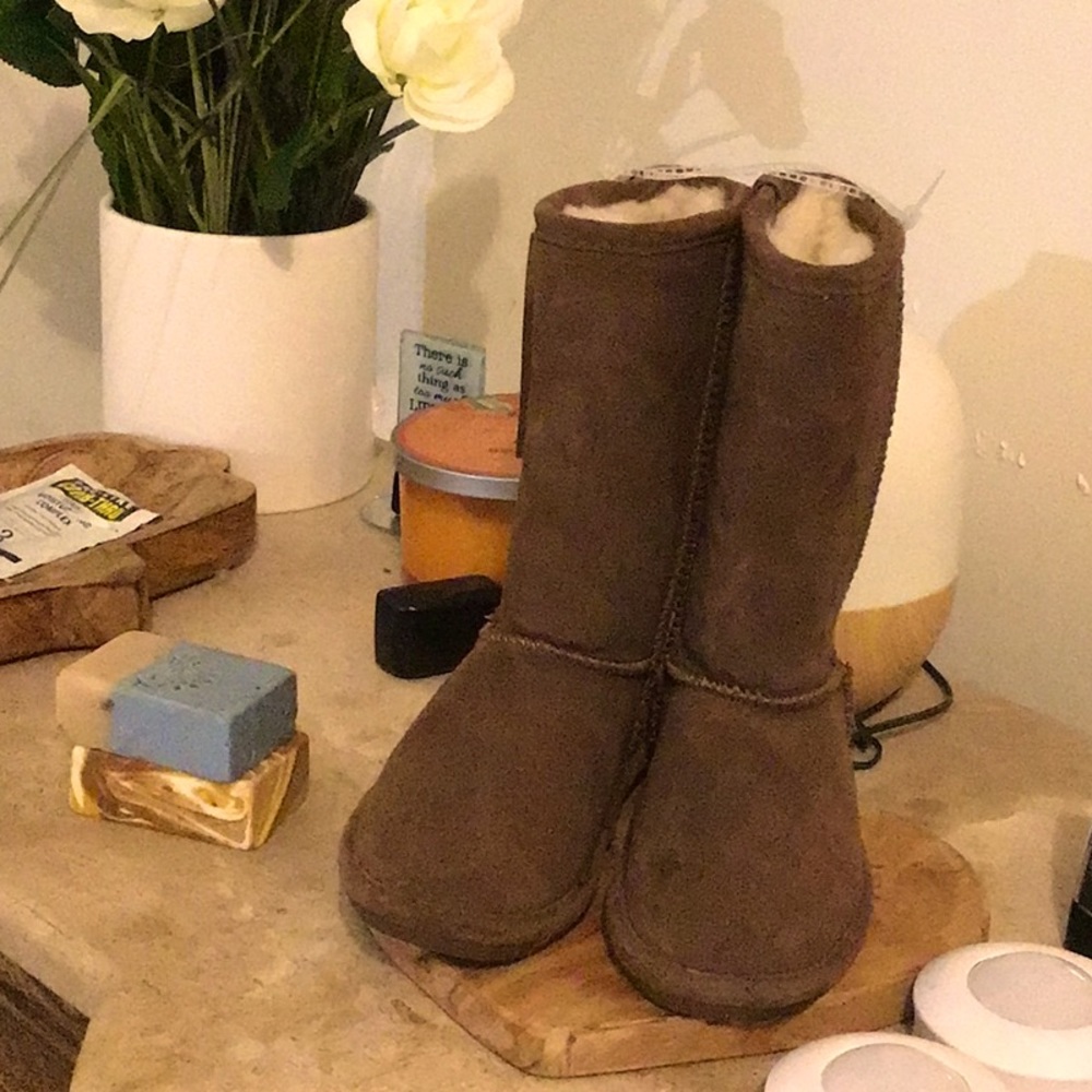 Bear paw boots with fur inside  NWT